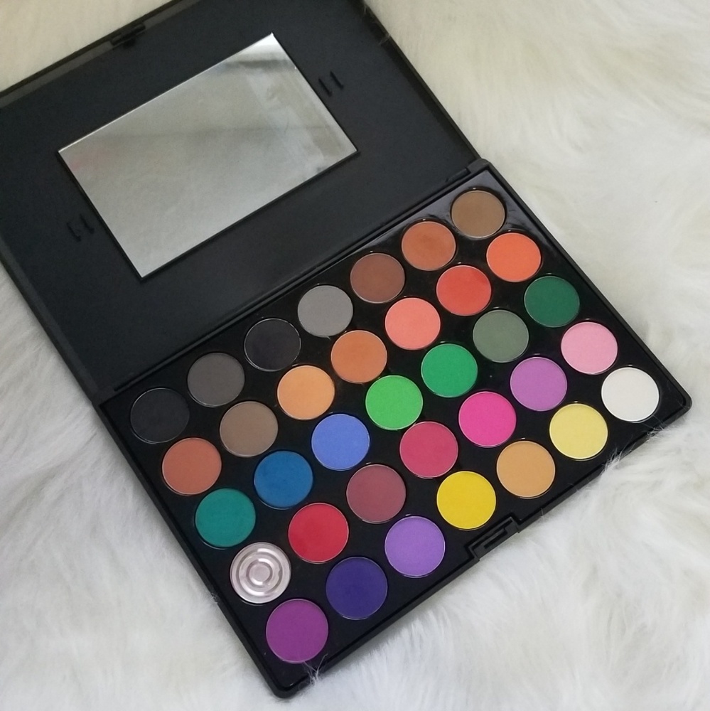 Crown bright eyeshadow palette